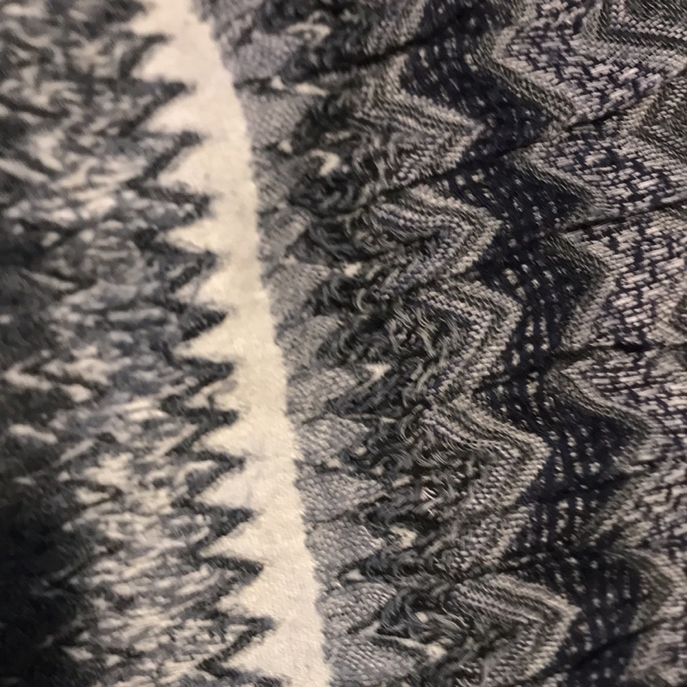 Gorgeous blue,black, white cotton patterned scarf - Picture 5 of 8